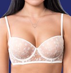 Na het ondergaan van een borstvergrotingsoperatie met implantaten van 280cc XP bij Wellness Kliniek