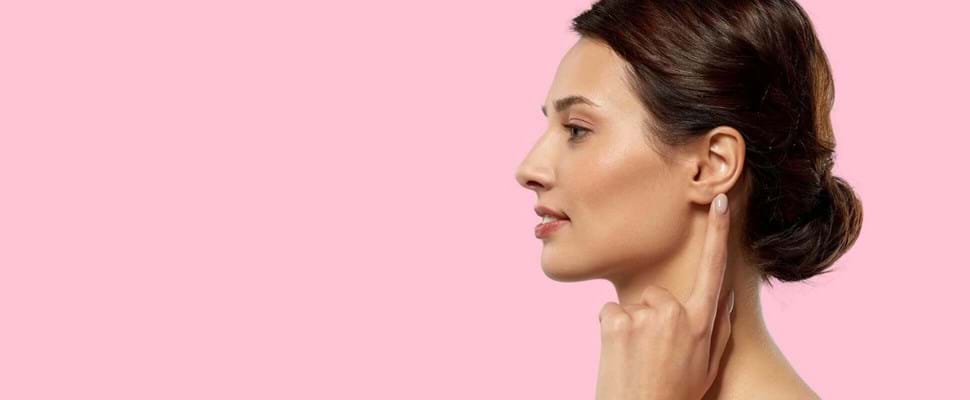 vrouw wijst naar oor